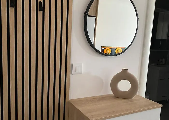 Modern A&f In Center *